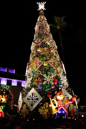 Elegantly Decorated and Lit Christmas Tree